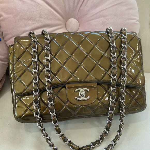 CHANEL Handbags - Gorgeous 🔥Chanel Quilted Jumbo Bag